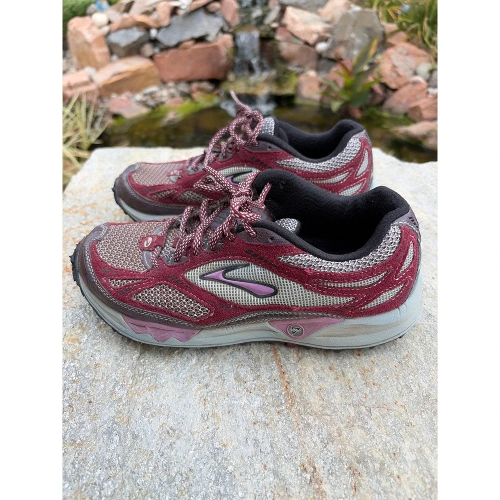 Brooks Cascadia Womens 7.5 Trail Running Shoes Burgundy Grey 1200701B659